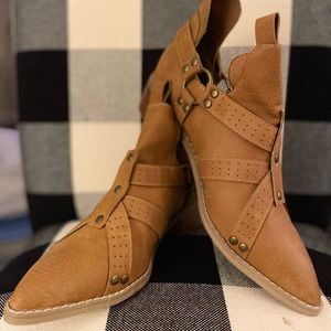 Coconuts by Matisse Knox Harness Booties Size 9